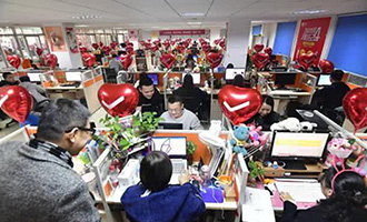 申請入駐 良品鋪子員工雙11前夜大聚餐：龍蝦吃起，零食管夠